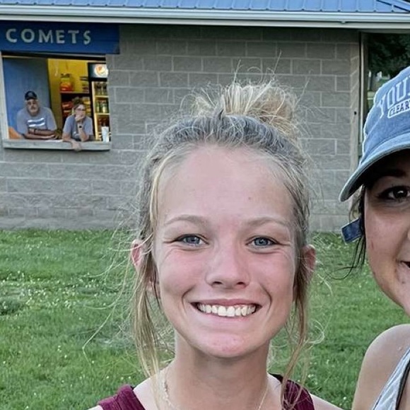 Meet your Posher, Aly - Picture 1 of 1